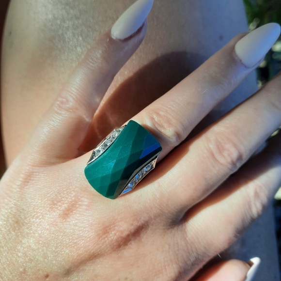 Oversize statement ring. Emerald green color faux stone. Sz 7 - Picture 2 of 2